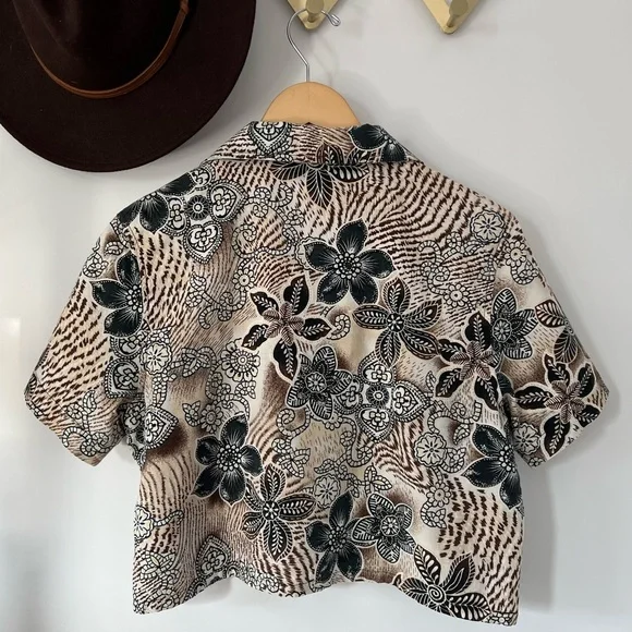 Vintage Vacay Cropped Top - Picture 2 of 5